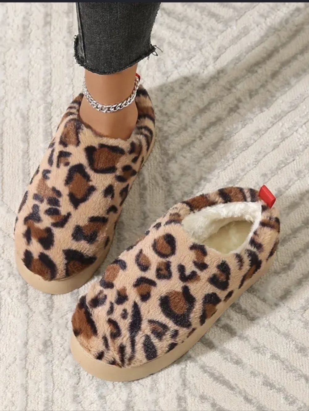 Cozy Leopard Print Women's Slip-On Slippers - Faux Fur Lined